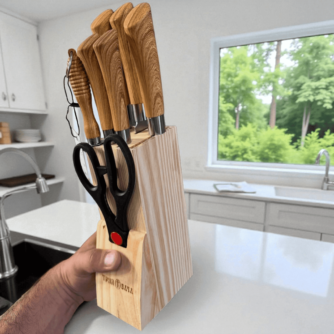 Set noževa u drvenom stalku "T - 004B" - Zoro